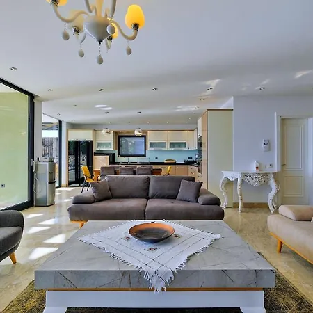 5 Bedroom Luxury Seaviews - Private Heated Pool Καλκάν