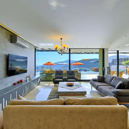 5 Bedroom Luxury Seaviews - Private Heated Pool