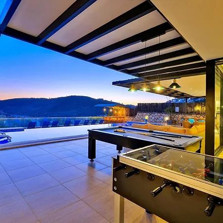 5 Bedroom Luxury Seaviews - Private Heated Pool