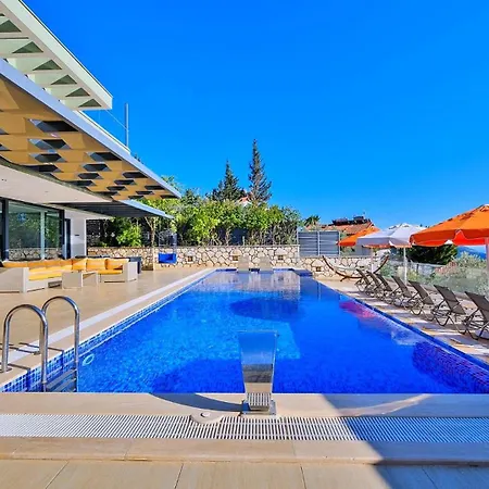 5 Bedroom Luxury Seaviews - Private Heated Pool