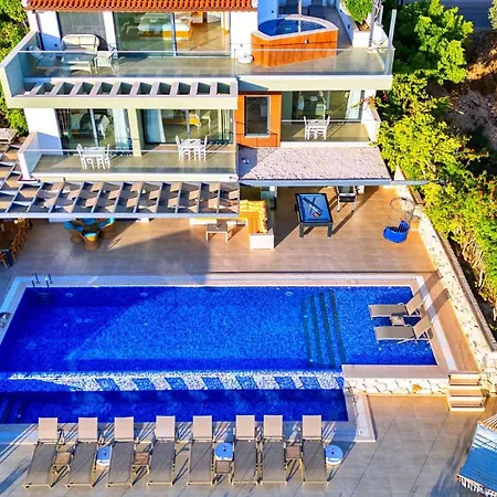 5 Bedroom Luxury Seaviews - Private Heated Pool *