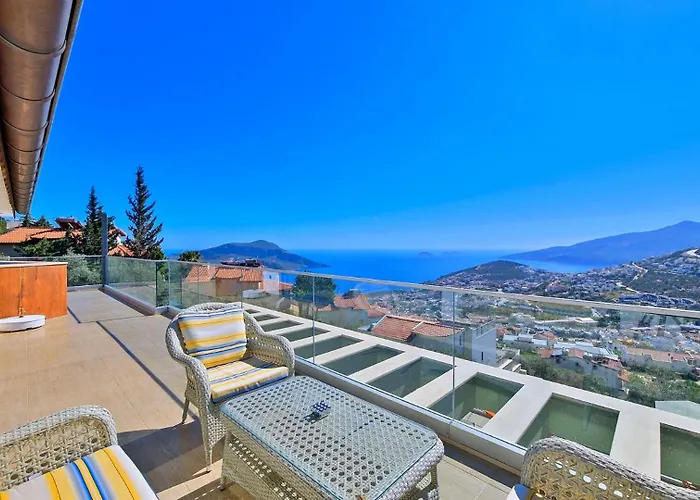 Villa 5 Bedroom Luxury Seaviews - Private Heated Pool *