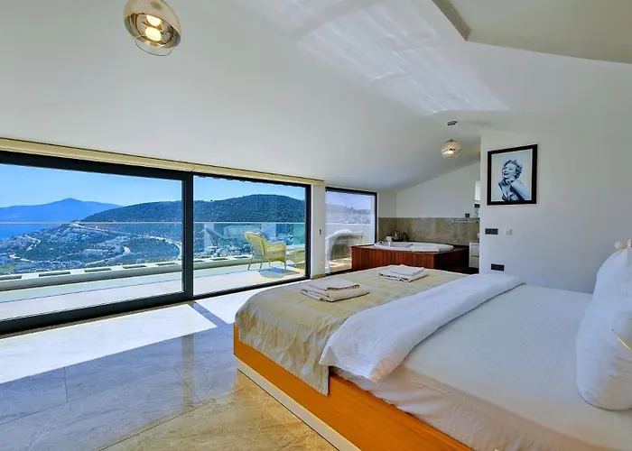 Villa 5 Bedroom Luxury Seaviews - Private Heated Pool *