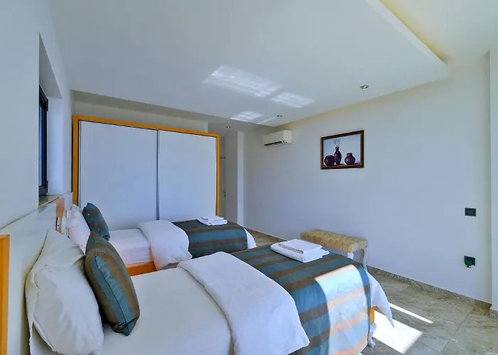 5 Bedroom Luxury Seaviews - Private Heated Pool