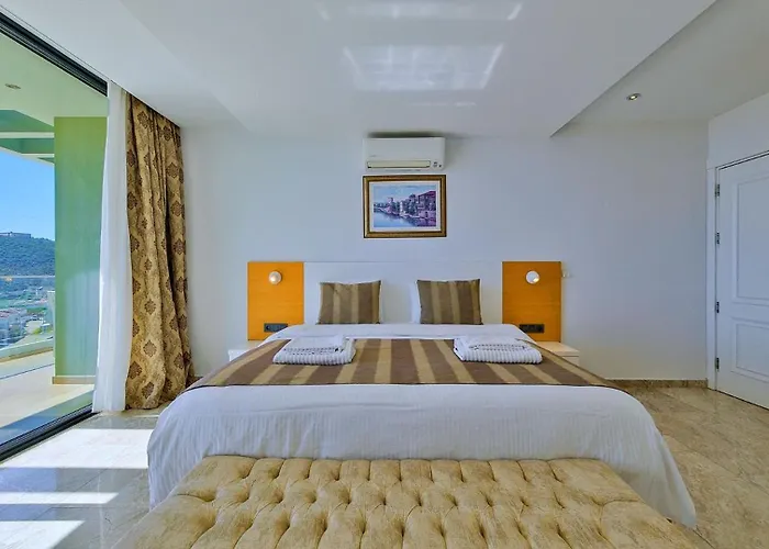 Villa 5 Bedroom Luxury Seaviews - Private Heated Pool *