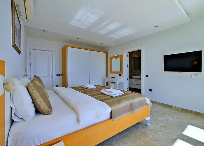 5 Bedroom Luxury Seaviews - Private Heated Pool