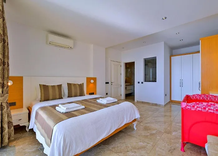 Villa 5 Bedroom Luxury Seaviews - Private Heated Pool *