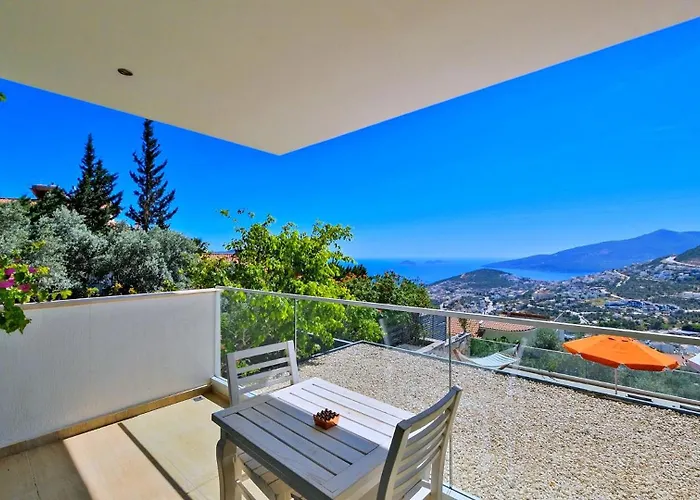 5 Bedroom Luxury Seaviews - Private Heated Pool