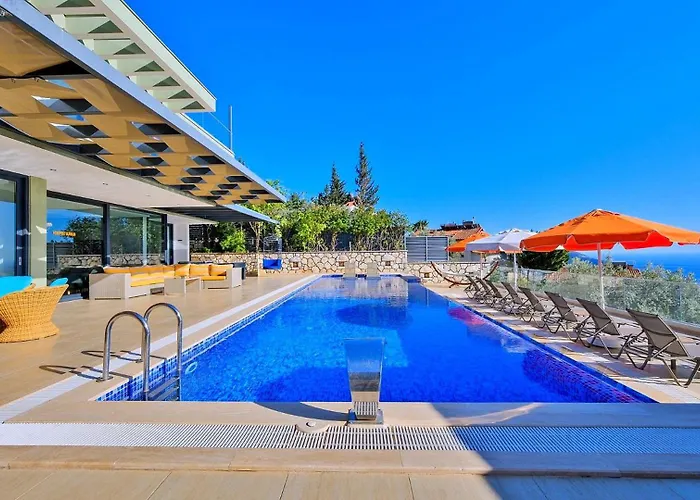 5 Bedroom Luxury Seaviews - Private Heated Pool