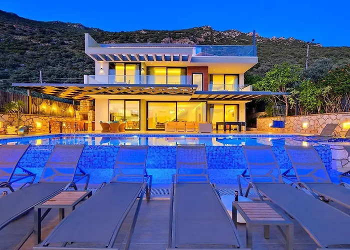 Villa 5 Bedroom Luxury Seaviews - Private Heated Pool *