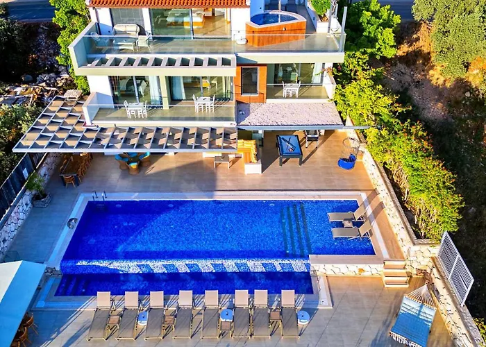 5 Bedroom Luxury Seaviews - Private Heated Pool *