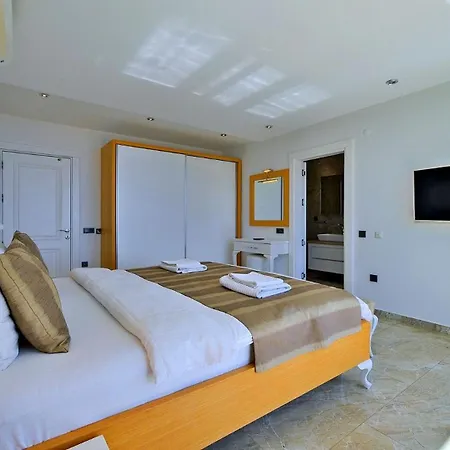 5 Bedroom Luxury Seaviews - Private Heated Pool
