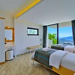 5 Bedroom Luxury Seaviews - Private Heated Pool *
