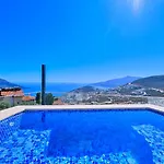 5 Bedroom Luxury Seaviews - Private Heated Pool