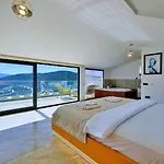 Villa 5 Bedroom Luxury Seaviews - Private Heated Pool *