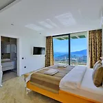 5 Bedroom Luxury Seaviews - Private Heated Pool *