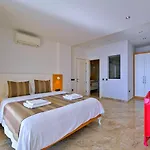 Villa 5 Bedroom Luxury Seaviews - Private Heated Pool *