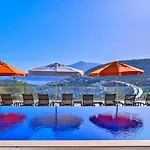 5 Bedroom Luxury Seaviews - Private Heated Pool Villa *
