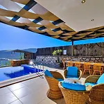 5 Bedroom Luxury Seaviews - Private Heated Pool *