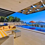Villa 5 Bedroom Luxury Seaviews - Private Heated Pool *