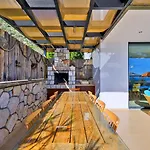 5 Bedroom Luxury Seaviews - Private Heated Pool *