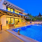 Villa 5 Bedroom Luxury Seaviews - Private Heated Pool *