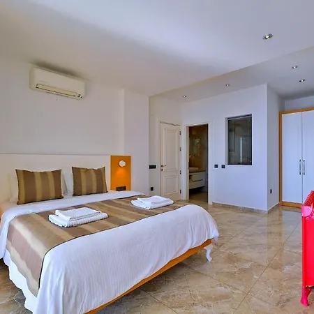 Villa 5 Bedroom Luxury Seaviews - Private Heated Pool *
