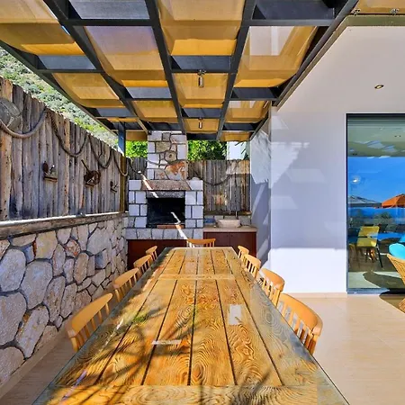 5 Bedroom Luxury Seaviews - Private Heated Pool *